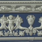 Bordure, putto et corne d’abondance, papier peint, Manufacture Dufour, Paris, vers 1820, numéro de référence Dufour : 1566, papier rabouté, fond lissé, impression à la planche, 7 couleurs, Musée du Papier peint, Rixheim, France, inv. 2003 PP 36-3